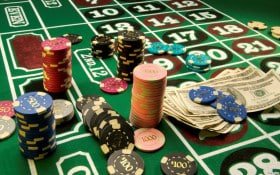 Người chơi Việt Nam tham gia bàn baccarat live casino vwin trên điện thoại di động
