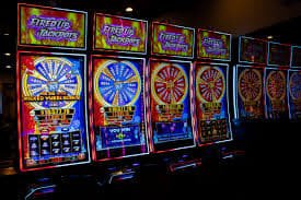 Người chơi Việt Nam thử vận may với slot nổ hũ jackpot trên điện thoại di động
